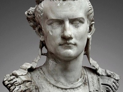 Caligola, Trump e Seneca (e Nolan): una rilettura della Follia di&nbsp;Ercole